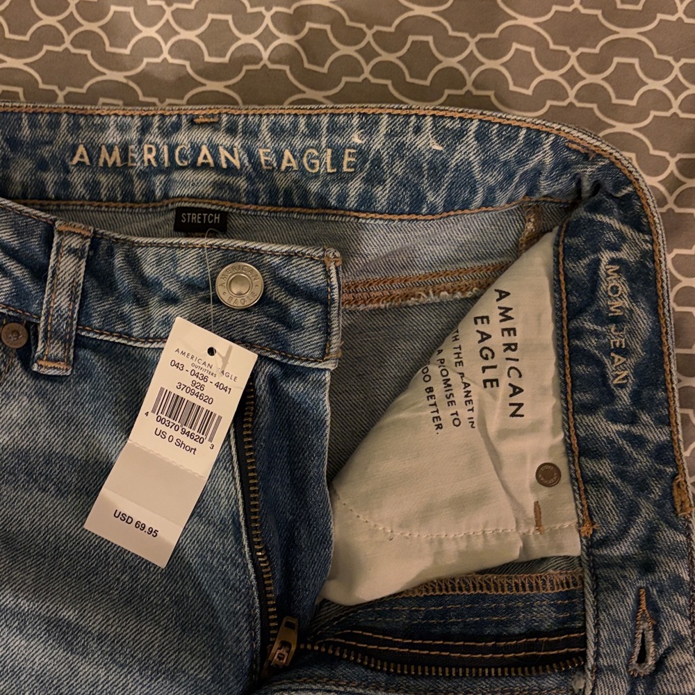 NWT American Eagle Outfitters Mom Jeans US size 0 Short